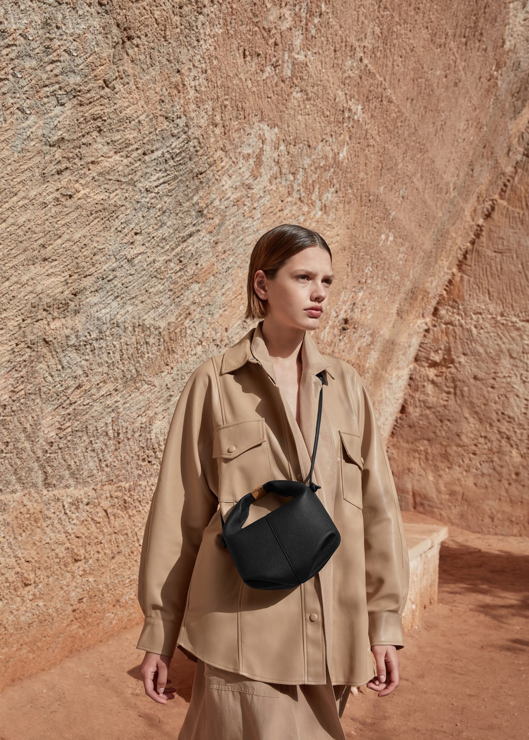 GLOBO_NOIR_BANDOULIERE_0552000x2800px