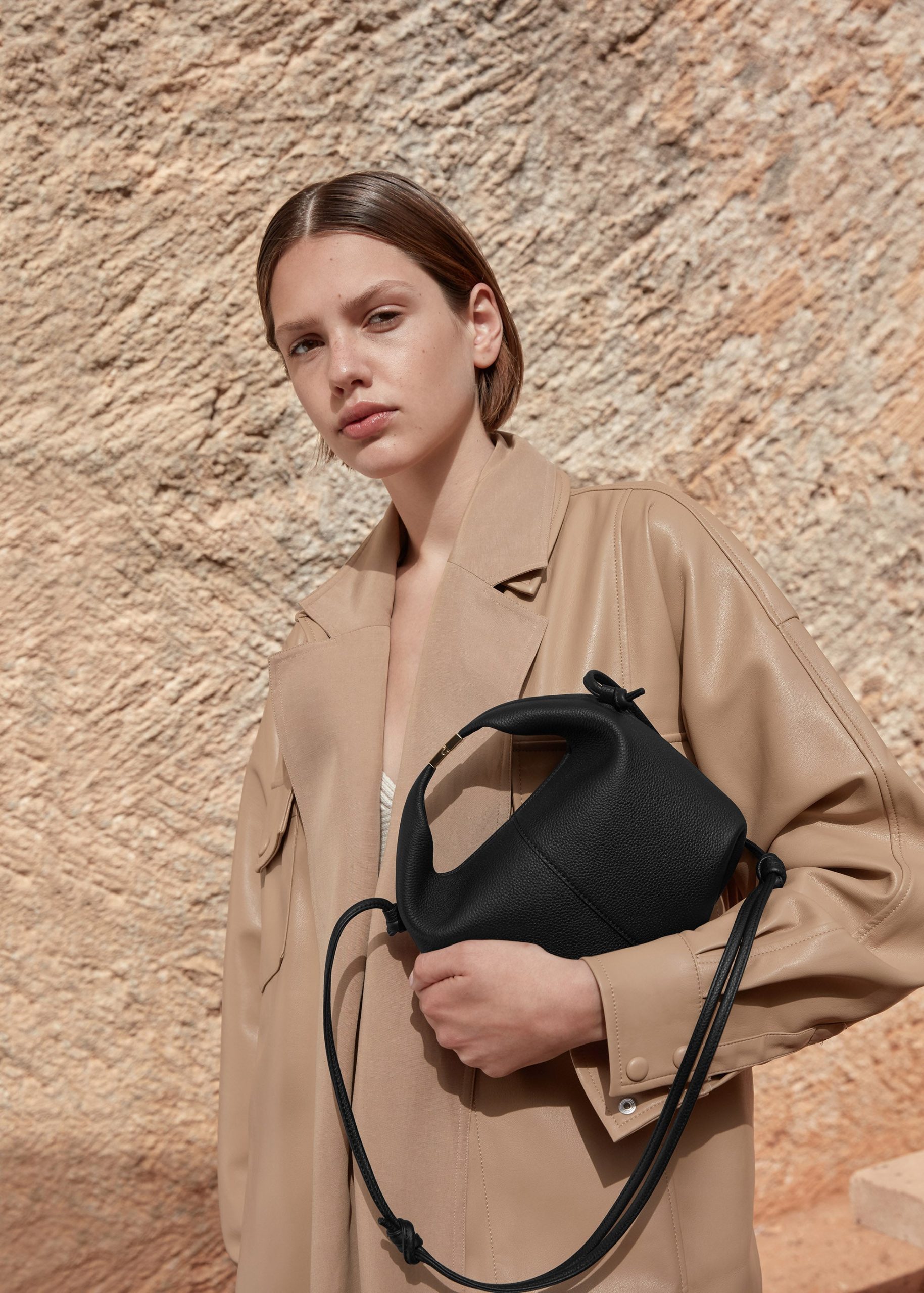 GLOBO_NOIR_BANDOULIERE_1382000x2800px