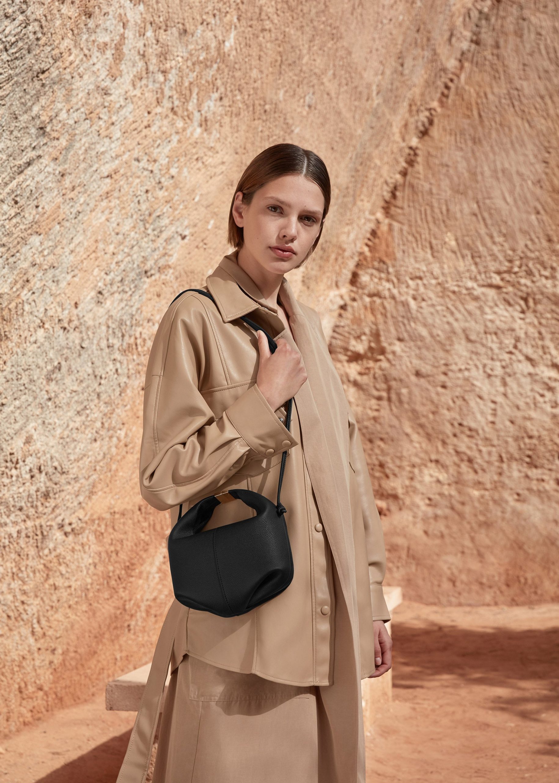 GLOBO_NOIR_BANDOULIERE_1602000x2800px