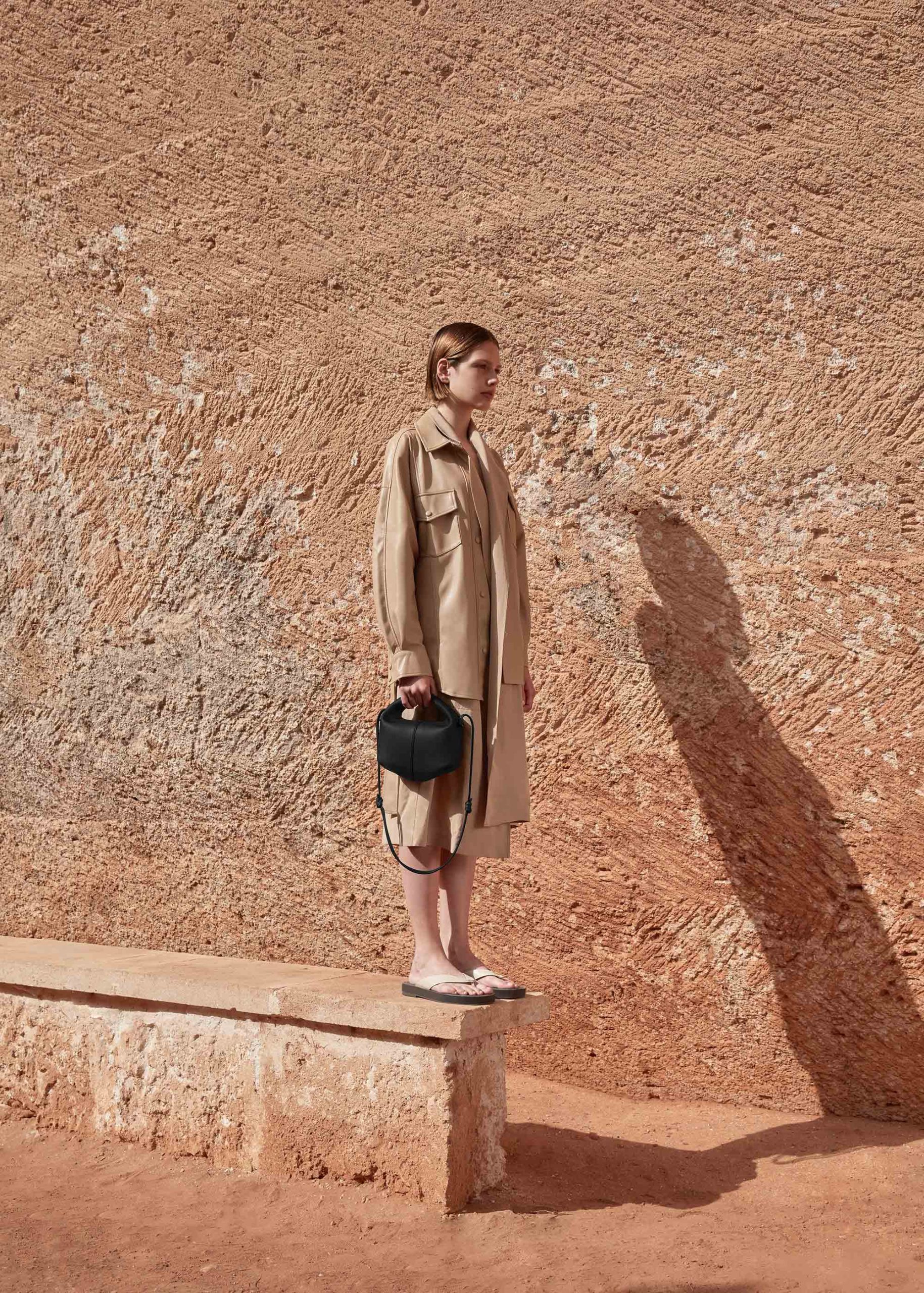 GLOBO_NOIR_BANDOULIERE_2312000x2800px