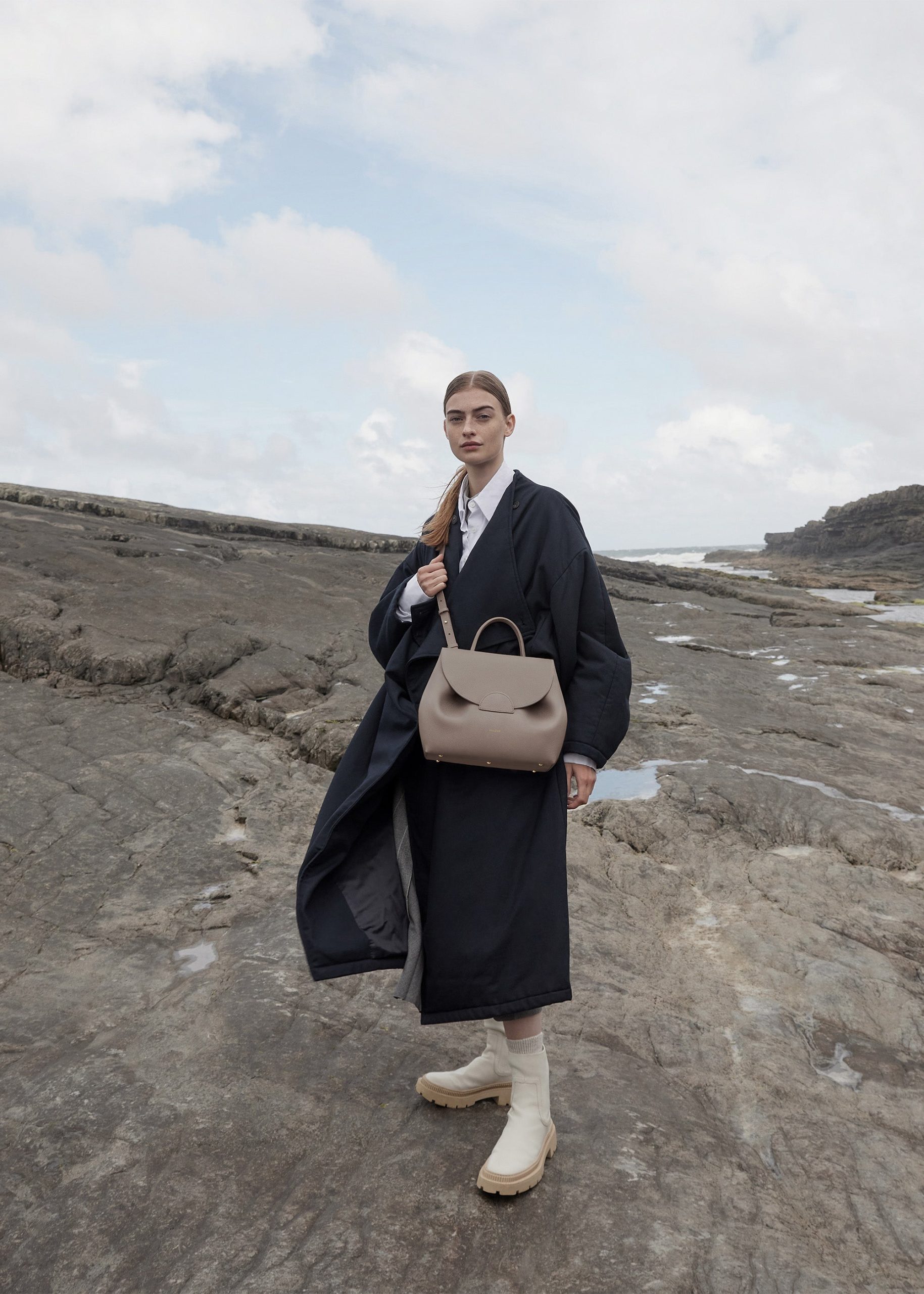 NUMERO_UN_MONOCHROME_GRIS_0072000x2800px