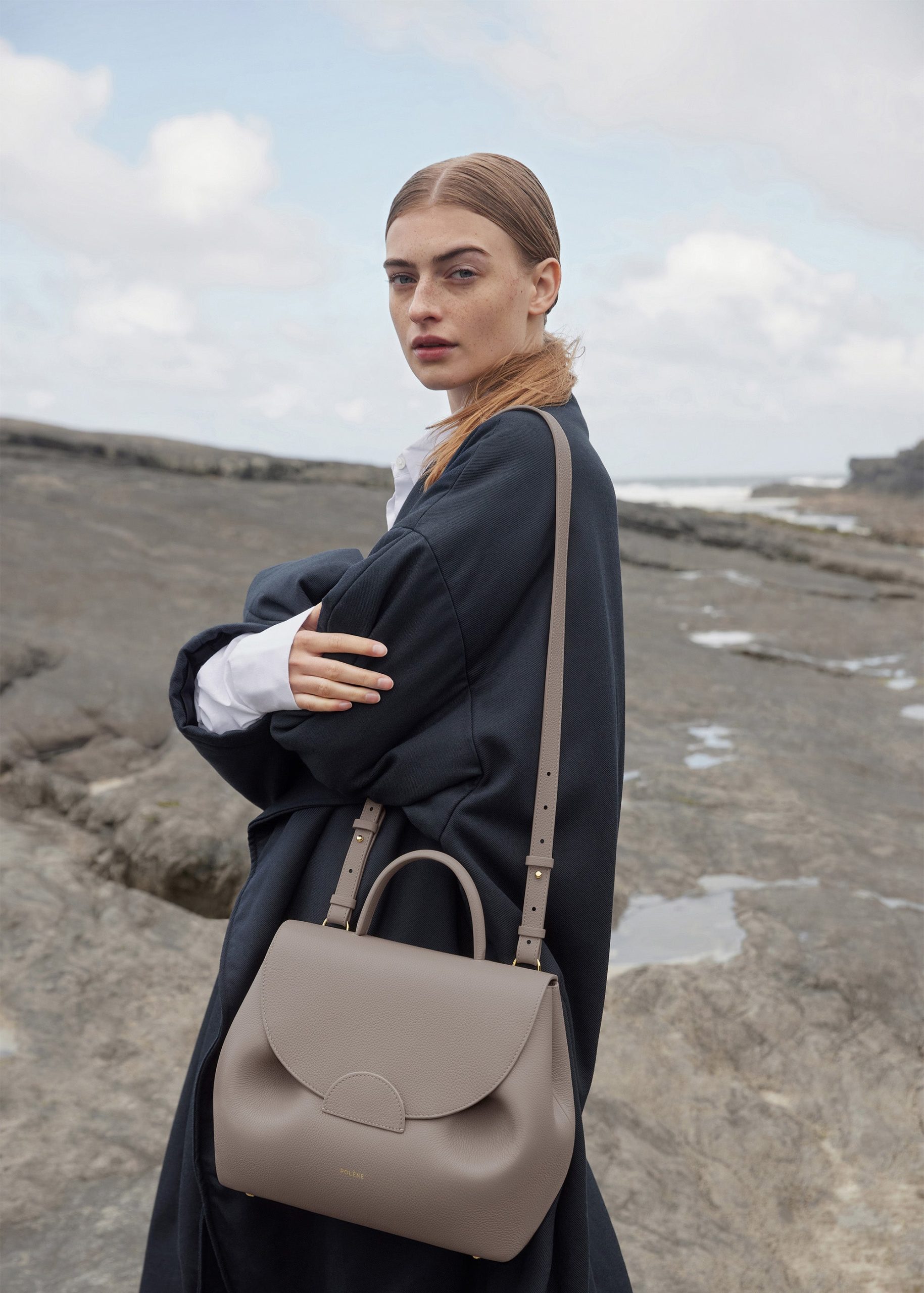 NUMERO_UN_MONOCHROME_GRIS_0382000x2800px