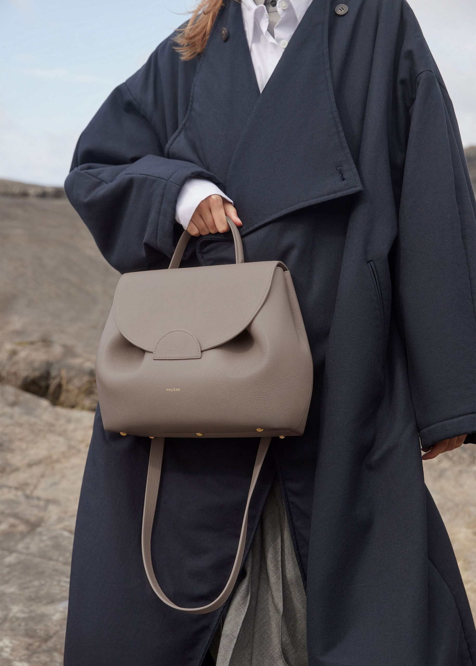 NUMERO_UN_MONOCHROME_GRIS_0602000x2800px