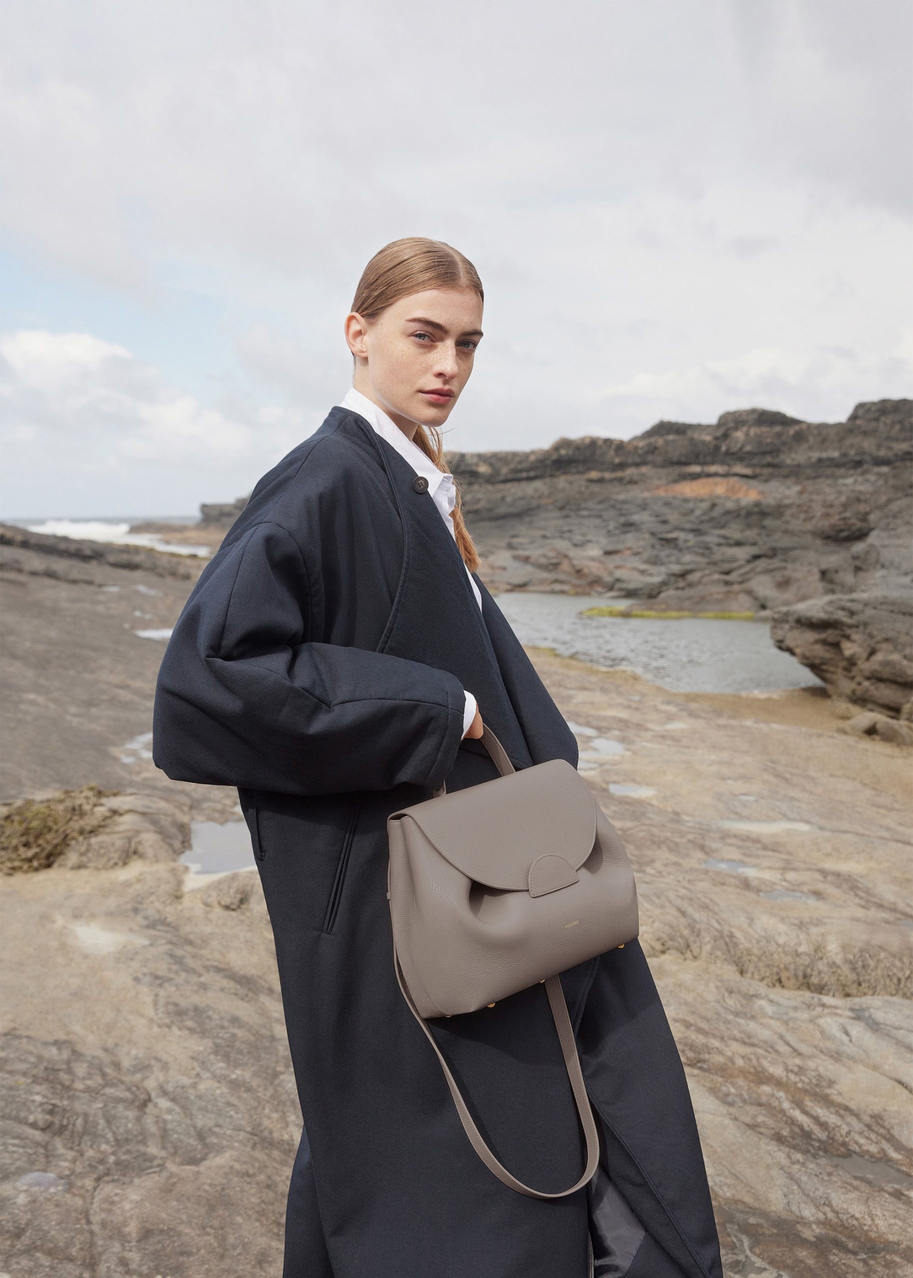 NUMERO_UN_MONOCHROME_GRIS_0742000x2800px