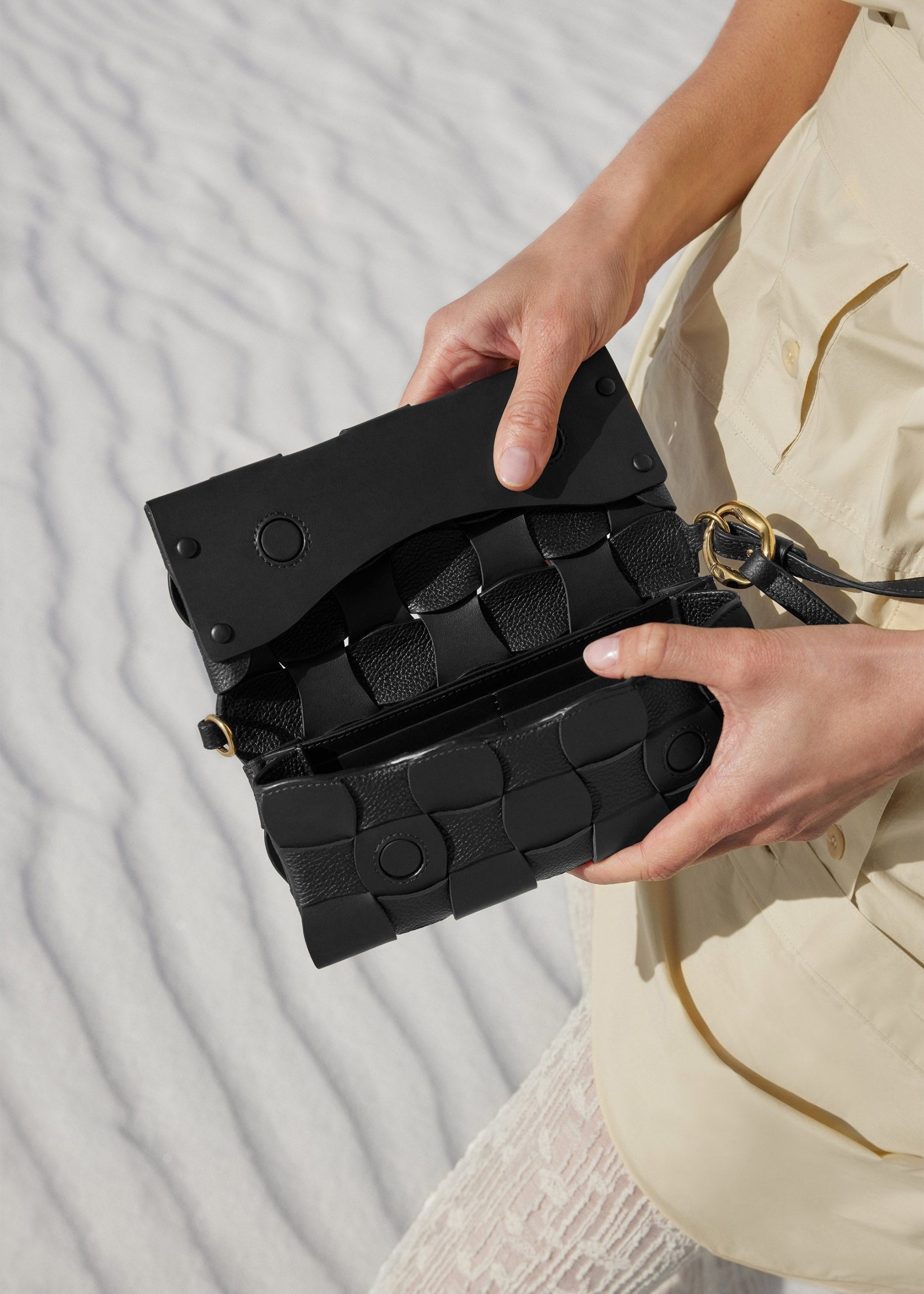 WHITE_SANDS_LONG_WALLET_NOIR_1422000x2800px_05afb430-1235-4cfd-8f78-05912923c710